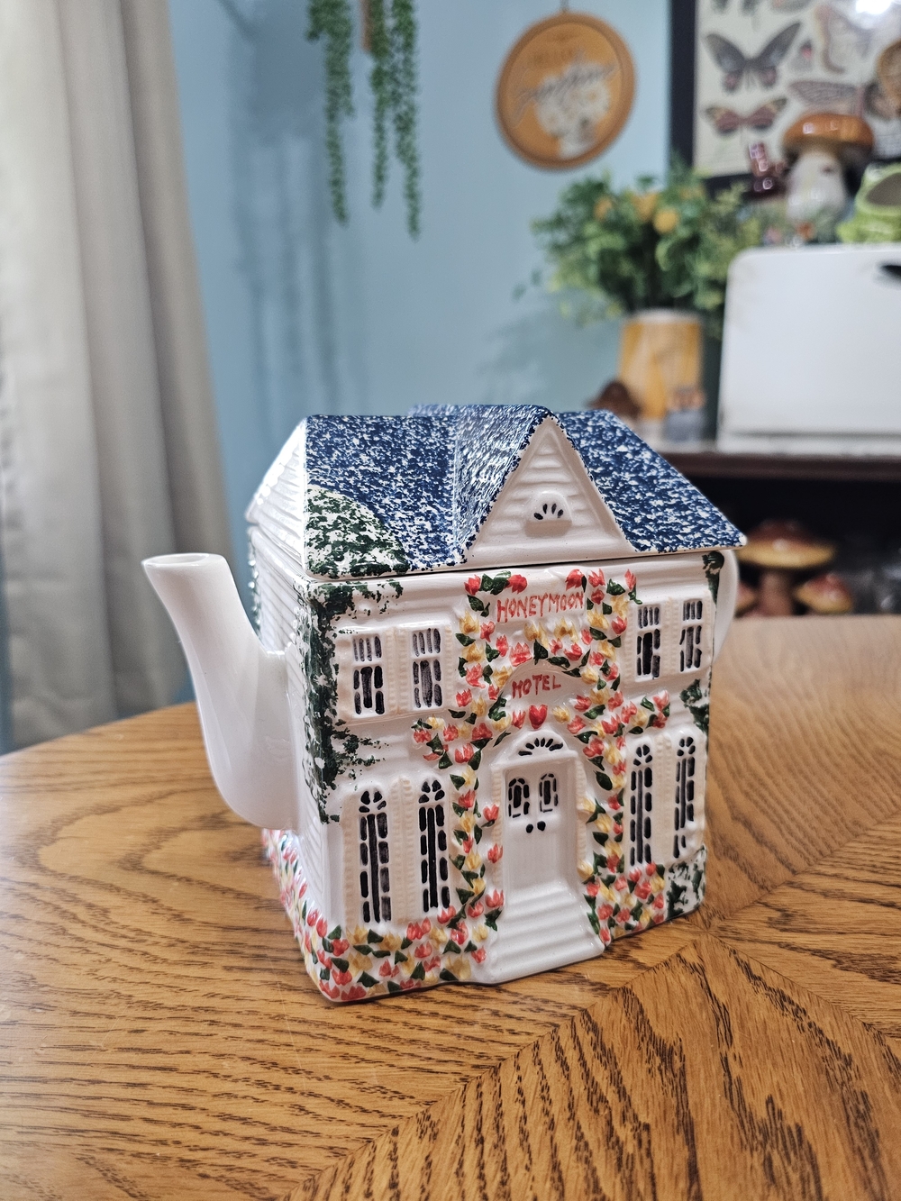 Vintage Ceramic Inspirado Honeymoon Hotel Blue Roof Flowers Cottagecore Teapot - Picture 2 of 10